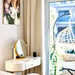 Luxury Riverside With Netflix, Primetv, Ev Parking And 1gbps Wifi *